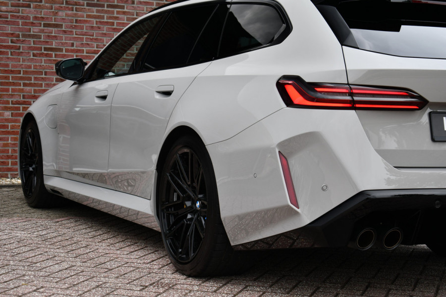 BMW M5 Touring | Chalk Individual | Ultimate Pack | Keramisch | Pano | Trekh | B&W | DA+