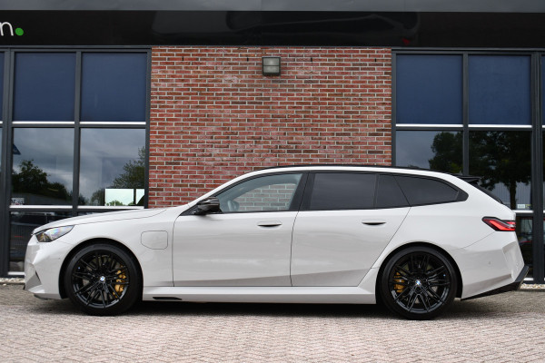 BMW M5 Touring | Chalk Individual | Ultimate Pack | Keramisch | Pano | Trekh | B&W | DA+