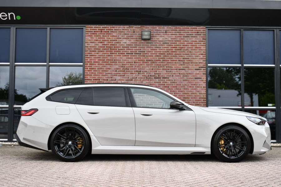 BMW M5 Touring | Chalk Individual | Ultimate Pack | Keramisch | Pano | Trekh | B&W | DA+