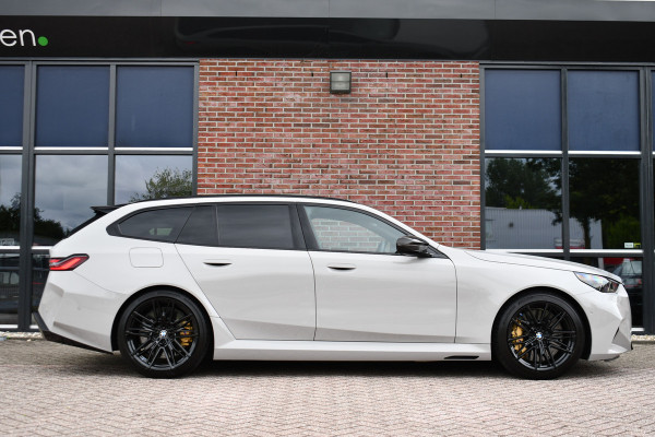 BMW M5 Touring | Chalk Individual | Ultimate Pack | Keramisch | Pano | Trekh | B&W | DA+