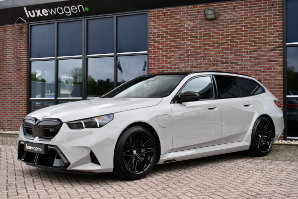 BMW M5 Touring | Chalk Individual | Ultimate Pack | Keramisch | Pano | Trekh | B&W | DA+