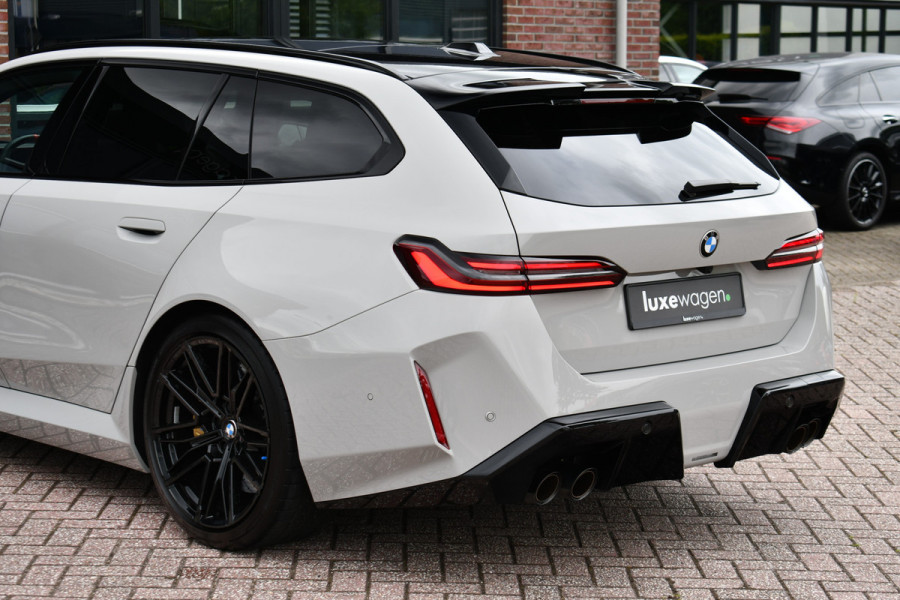 BMW M5 Touring | Chalk Individual | Ultimate Pack | Keramisch | Pano | Trekh | B&W | DA+