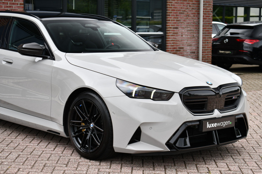 BMW M5 Touring | Chalk Individual | Ultimate Pack | Keramisch | Pano | Trekh | B&W | DA+