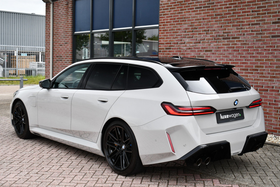 BMW M5 Touring | Chalk Individual | Ultimate Pack | Keramisch | Pano | Trekh | B&W | DA+