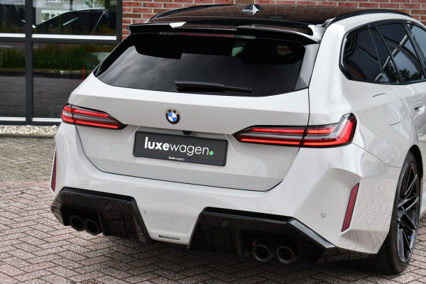BMW M5 Touring | Chalk Individual | Ultimate Pack | Keramisch | Pano | Trekh | B&W | DA+