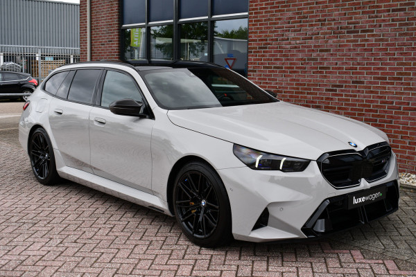 BMW M5 Touring | Chalk Individual | Ultimate Pack | Keramisch | Pano | Trekh | B&W | DA+