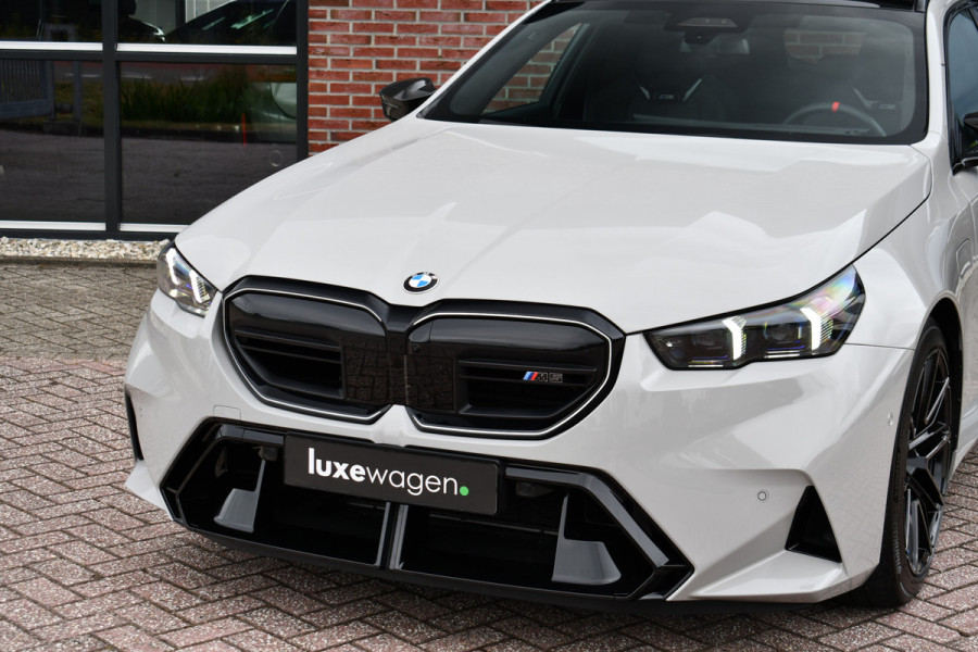 BMW M5 Touring | Chalk Individual | Ultimate Pack | Keramisch | Pano | Trekh | B&W | DA+