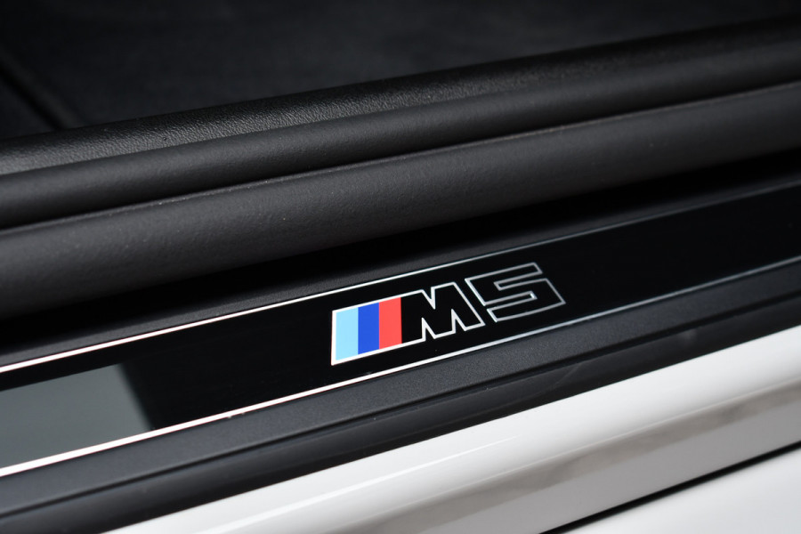 BMW M5 Touring | Chalk Individual | Ultimate Pack | Keramisch | Pano | Trekh | B&W | DA+