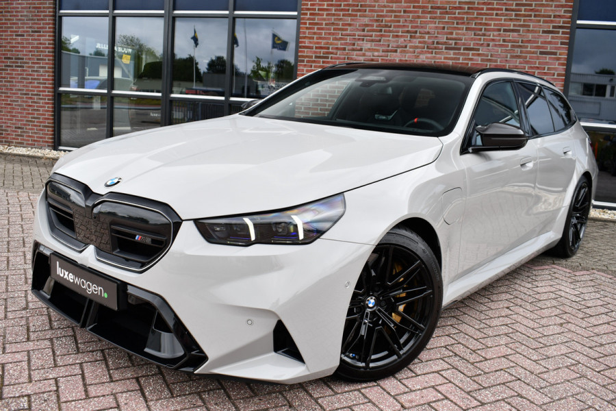 BMW M5 Touring | Chalk Individual | Ultimate Pack | Keramisch | Pano | Trekh | B&W | DA+