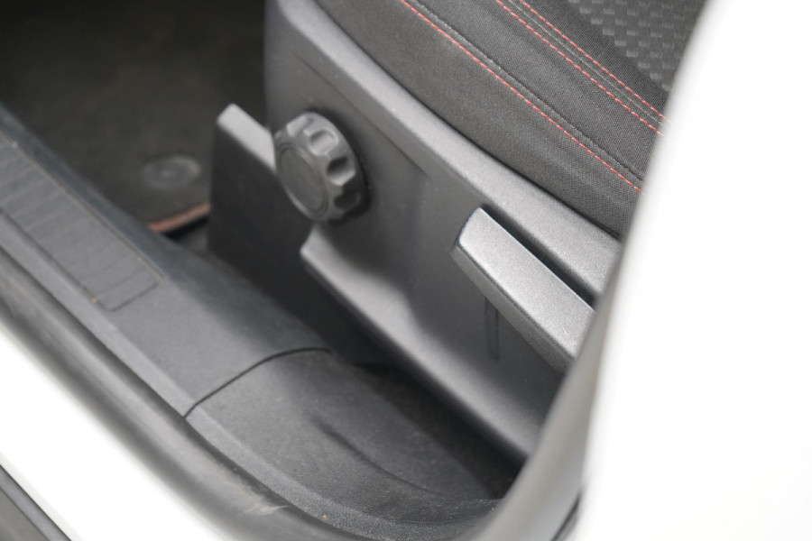 Ford Kuga 2.5 PHEV ST-Line | SoH 100% | Black Pakket | Blind-Spot | Stuurverwarming | Carplay | Navigatie