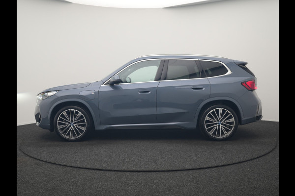BMW X1 xDrive30e M Sport PHEV 326pk Dealer O.H. | Trekhaak Af Fabriek | Adaptive Cruise | Head Up | Harman / Kardon | 360 Camera | Alcantara Sportstoelen Memory & Verwarmd | Adaptief Onderstel | Sfeerverlichting | Stuur Verwarmd | Blis | Keyless | 20"L.M | Plug In Hybrid |