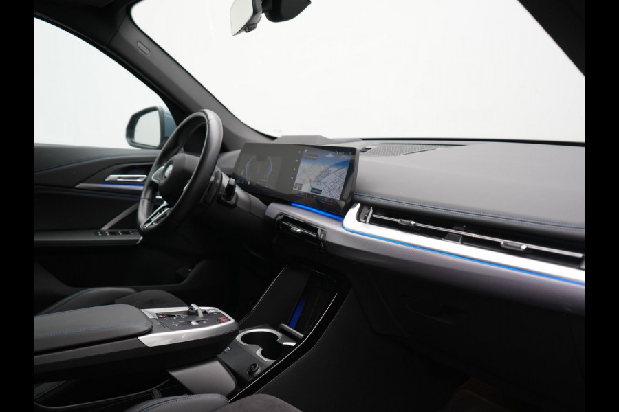 BMW X1 xDrive30e M Sport PHEV 326pk Dealer O.H. | Trekhaak Af Fabriek | Adaptive Cruise | Head Up | Harman / Kardon | 360 Camera | Alcantara Sportstoelen Memory & Verwarmd | Adaptief Onderstel | Sfeerverlichting | Stuur Verwarmd | Blis | Keyless | 20"L.M | Plug In Hybrid |