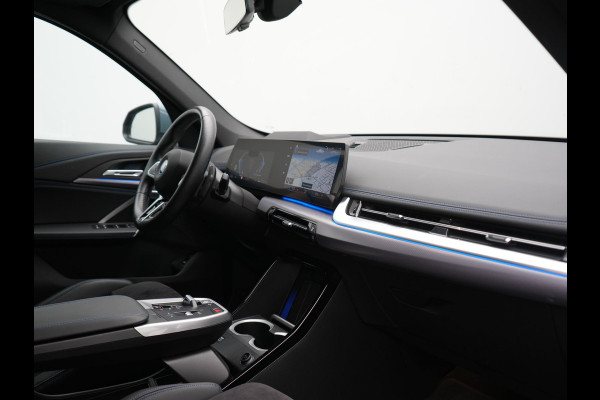 BMW X1 xDrive30e M Sport PHEV 326pk Dealer O.H. | Trekhaak Af Fabriek | Adaptive Cruise | Head Up | Harman / Kardon | 360 Camera | Alcantara Sportstoelen Memory & Verwarmd | Adaptief Onderstel | Sfeerverlichting | Stuur Verwarmd | Blis | Keyless | 20"L.M | Plug In Hybrid |