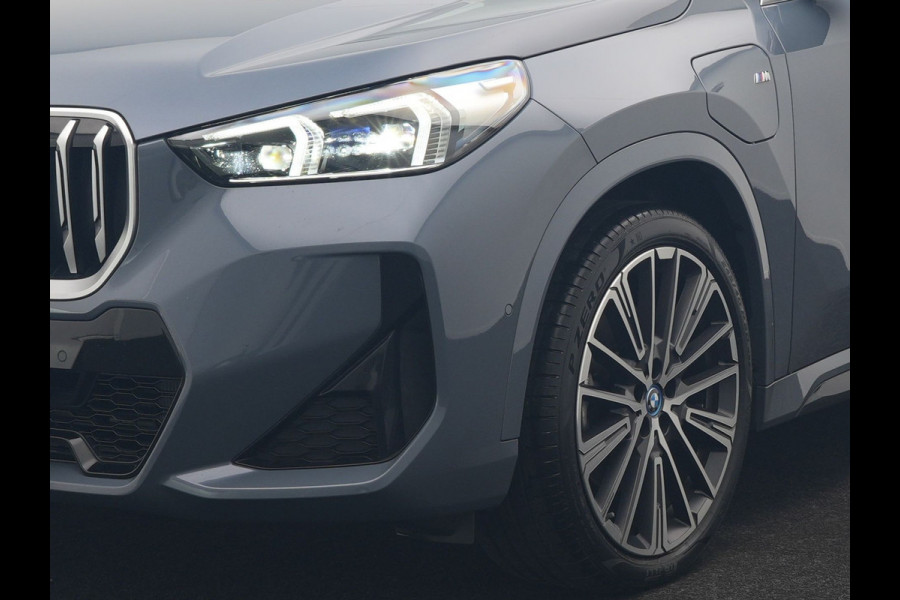 BMW X1 xDrive30e M Sport PHEV 326pk Dealer O.H. | Trekhaak Af Fabriek | Adaptive Cruise | Head Up | Harman / Kardon | 360 Camera | Alcantara Sportstoelen Memory & Verwarmd | Adaptief Onderstel | Sfeerverlichting | Stuur Verwarmd | Blis | Keyless | 20"L.M | Plug In Hybrid |