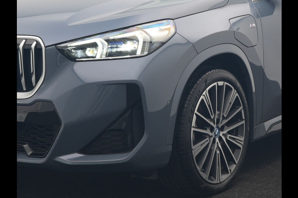BMW X1 xDrive30e M Sport PHEV 326pk Dealer O.H. | Trekhaak Af Fabriek | Adaptive Cruise | Head Up | Harman / Kardon | 360 Camera | Alcantara Sportstoelen Memory & Verwarmd | Adaptief Onderstel | Sfeerverlichting | Stuur Verwarmd | Blis | Keyless | 20"L.M | Plug In Hybrid |
