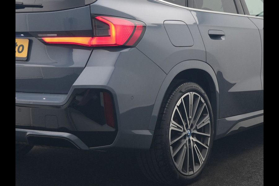 BMW X1 xDrive30e M Sport PHEV 326pk Dealer O.H. | Trekhaak Af Fabriek | Adaptive Cruise | Head Up | Harman / Kardon | 360 Camera | Alcantara Sportstoelen Memory & Verwarmd | Adaptief Onderstel | Sfeerverlichting | Stuur Verwarmd | Blis | Keyless | 20"L.M | Plug In Hybrid |