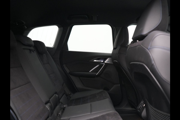 BMW X1 xDrive30e M Sport PHEV 326pk Dealer O.H. | Trekhaak Af Fabriek | Adaptive Cruise | Head Up | Harman / Kardon | 360 Camera | Alcantara Sportstoelen Memory & Verwarmd | Adaptief Onderstel | Sfeerverlichting | Stuur Verwarmd | Blis | Keyless | 20"L.M | Plug In Hybrid |