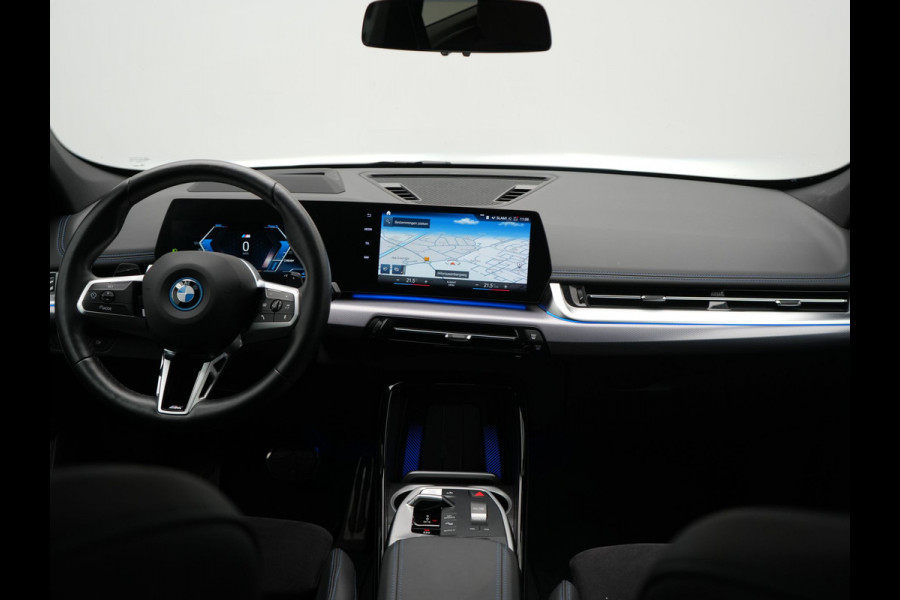 BMW X1 xDrive30e M Sport PHEV 326pk Dealer O.H. | Trekhaak Af Fabriek | Adaptive Cruise | Head Up | Harman / Kardon | 360 Camera | Alcantara Sportstoelen Memory & Verwarmd | Adaptief Onderstel | Sfeerverlichting | Stuur Verwarmd | Blis | Keyless | 20"L.M | Plug In Hybrid |