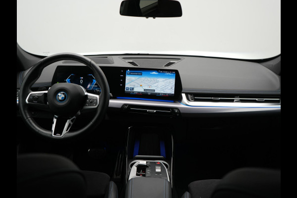 BMW X1 xDrive30e M Sport PHEV 326pk Dealer O.H. | Trekhaak Af Fabriek | Adaptive Cruise | Head Up | Harman / Kardon | 360 Camera | Alcantara Sportstoelen Memory & Verwarmd | Adaptief Onderstel | Sfeerverlichting | Stuur Verwarmd | Blis | Keyless | 20"L.M | Plug In Hybrid |