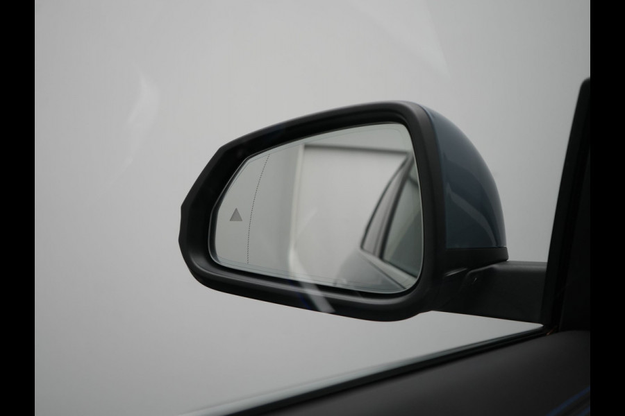 BMW X1 xDrive30e M Sport PHEV 326pk Dealer O.H. | Trekhaak Af Fabriek | Adaptive Cruise | Head Up | Harman / Kardon | 360 Camera | Alcantara Sportstoelen Memory & Verwarmd | Adaptief Onderstel | Sfeerverlichting | Stuur Verwarmd | Blis | Keyless | 20"L.M | Plug In Hybrid |
