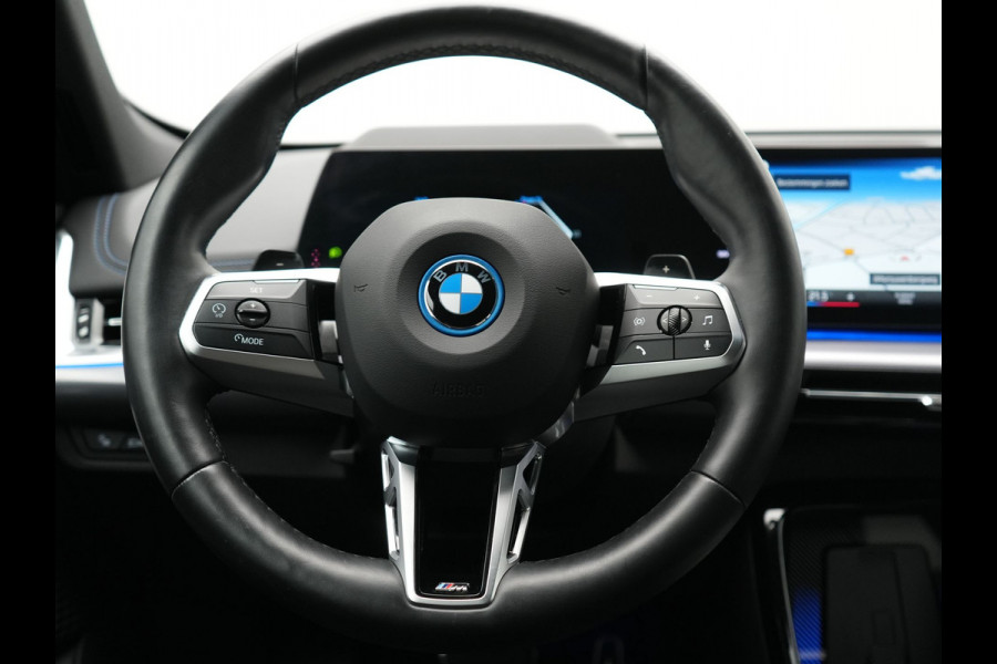 BMW X1 xDrive30e M Sport PHEV 326pk Dealer O.H. | Trekhaak Af Fabriek | Adaptive Cruise | Head Up | Harman / Kardon | 360 Camera | Alcantara Sportstoelen Memory & Verwarmd | Adaptief Onderstel | Sfeerverlichting | Stuur Verwarmd | Blis | Keyless | 20"L.M | Plug In Hybrid |