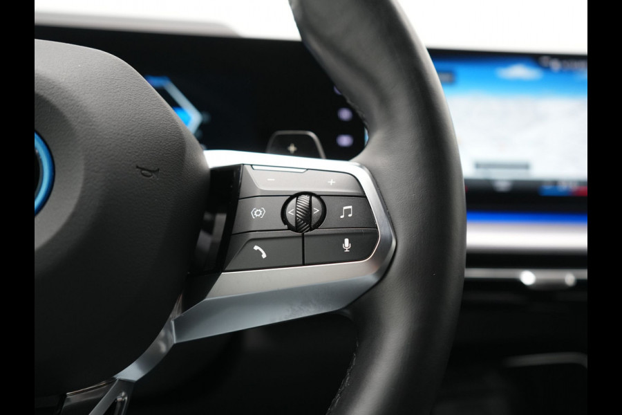 BMW X1 xDrive30e M Sport PHEV 326pk Dealer O.H. | Trekhaak Af Fabriek | Adaptive Cruise | Head Up | Harman / Kardon | 360 Camera | Alcantara Sportstoelen Memory & Verwarmd | Adaptief Onderstel | Sfeerverlichting | Stuur Verwarmd | Blis | Keyless | 20"L.M | Plug In Hybrid |