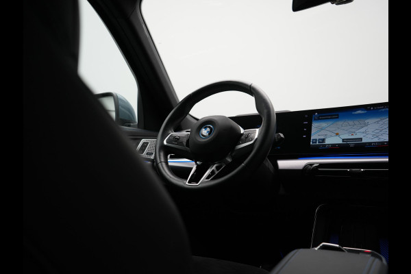 BMW X1 xDrive30e M Sport PHEV 326pk Dealer O.H. | Trekhaak Af Fabriek | Adaptive Cruise | Head Up | Harman / Kardon | 360 Camera | Alcantara Sportstoelen Memory & Verwarmd | Adaptief Onderstel | Sfeerverlichting | Stuur Verwarmd | Blis | Keyless | 20"L.M | Plug In Hybrid |