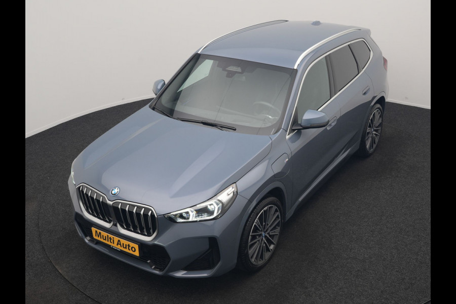 BMW X1 xDrive30e M Sport PHEV 326pk Dealer O.H. | Trekhaak Af Fabriek | Adaptive Cruise | Head Up | Harman / Kardon | 360 Camera | Alcantara Sportstoelen Memory & Verwarmd | Adaptief Onderstel | Sfeerverlichting | Stuur Verwarmd | Blis | Keyless | 20"L.M | Plug In Hybrid |