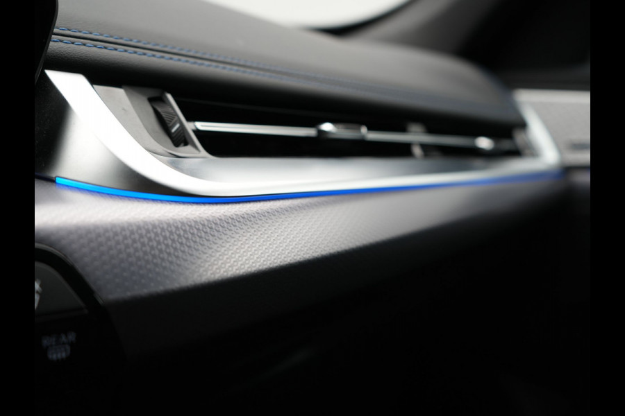 BMW X1 xDrive30e M Sport PHEV 326pk Dealer O.H. | Trekhaak Af Fabriek | Adaptive Cruise | Head Up | Harman / Kardon | 360 Camera | Alcantara Sportstoelen Memory & Verwarmd | Adaptief Onderstel | Sfeerverlichting | Stuur Verwarmd | Blis | Keyless | 20"L.M | Plug In Hybrid |