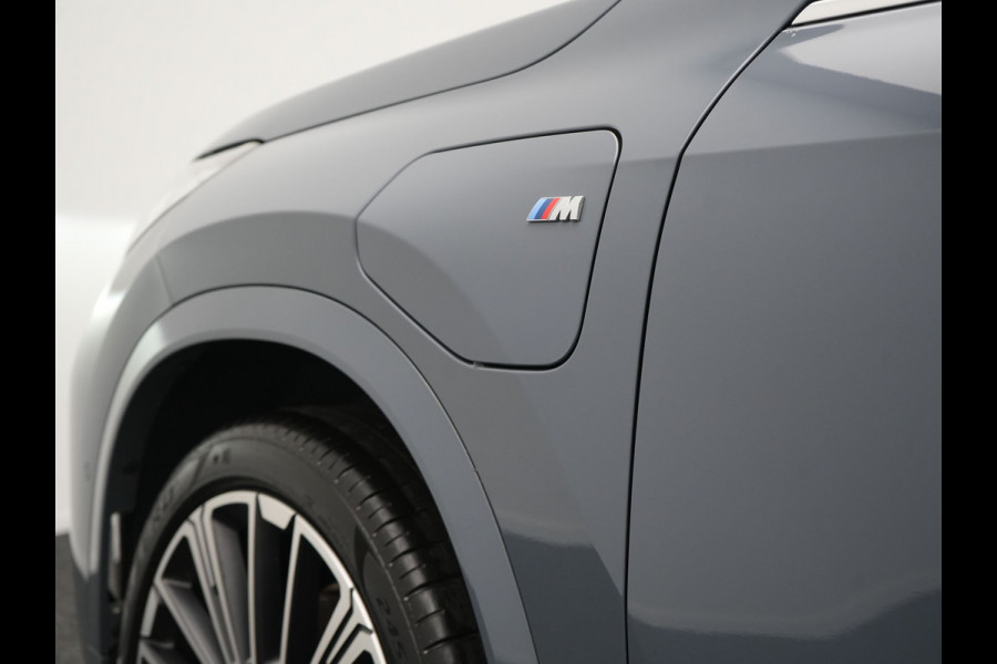 BMW X1 xDrive30e M Sport PHEV 326pk Dealer O.H. | Trekhaak Af Fabriek | Adaptive Cruise | Head Up | Harman / Kardon | 360 Camera | Alcantara Sportstoelen Memory & Verwarmd | Adaptief Onderstel | Sfeerverlichting | Stuur Verwarmd | Blis | Keyless | 20"L.M | Plug In Hybrid |