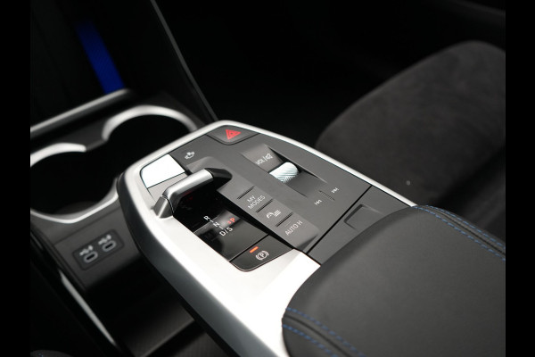 BMW X1 xDrive30e M Sport PHEV 326pk Dealer O.H. | Trekhaak Af Fabriek | Adaptive Cruise | Head Up | Harman / Kardon | 360 Camera | Alcantara Sportstoelen Memory & Verwarmd | Adaptief Onderstel | Sfeerverlichting | Stuur Verwarmd | Blis | Keyless | 20"L.M | Plug In Hybrid |