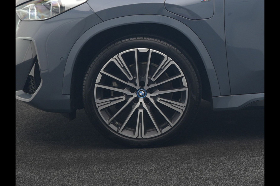 BMW X1 xDrive30e M Sport PHEV 326pk Dealer O.H. | Trekhaak Af Fabriek | Adaptive Cruise | Head Up | Harman / Kardon | 360 Camera | Alcantara Sportstoelen Memory & Verwarmd | Adaptief Onderstel | Sfeerverlichting | Stuur Verwarmd | Blis | Keyless | 20"L.M | Plug In Hybrid |