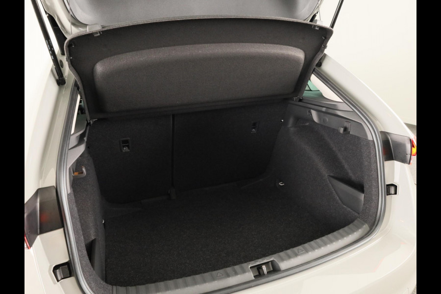 Škoda SCALA Edition 1.0 TSI 115pk DSG-7 | Stoel- en stuurverwarming | Travel Assist | Draadloos laden | 16 inch lichtmetalen velgen |