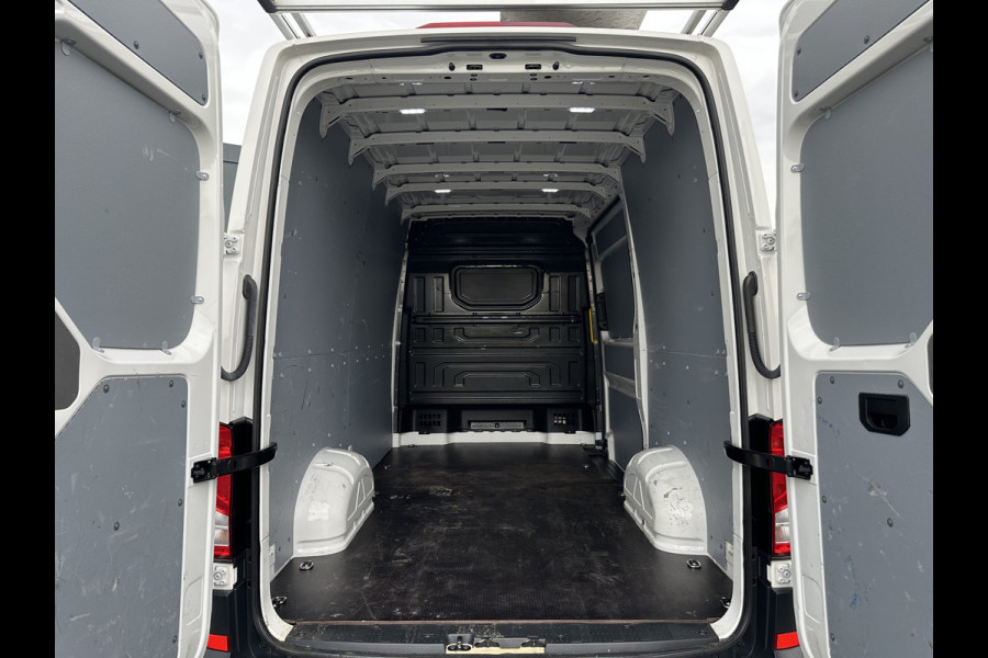Volkswagen Crafter 2.0 TDI / L3H3 / 1e EIG. / IMPERIAAL + LADDER / TREKHAAK / AIRCO / CRUISE / BIJRIJDERSBANK