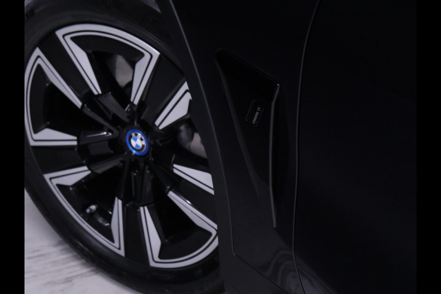 BMW iX3 High Executive 80 kWh [SCHUIFKANTELDAK, APPLE CARPLAY, MEMORY SEATS, STOELVERWARMING, ADAPTIVE CRUISE, ANDROID AUTO, CAMERA, PDC V+A, ELEKTRISCHE ACHTERKLEP, LED, NAVIGATIE, NIEUWSTAAT]