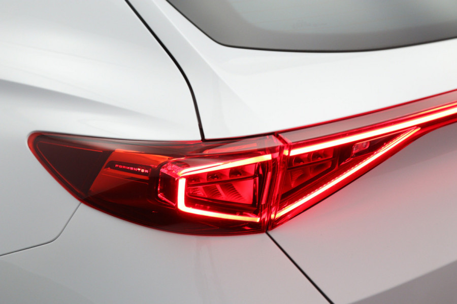 CUPRA Formentor 1.4 e-Hybrid VZ 245 PK Copper Edition PHEV, Panoramadak, Leder, Memory, Trekhaak, Winterpakket, Carplay, Camera