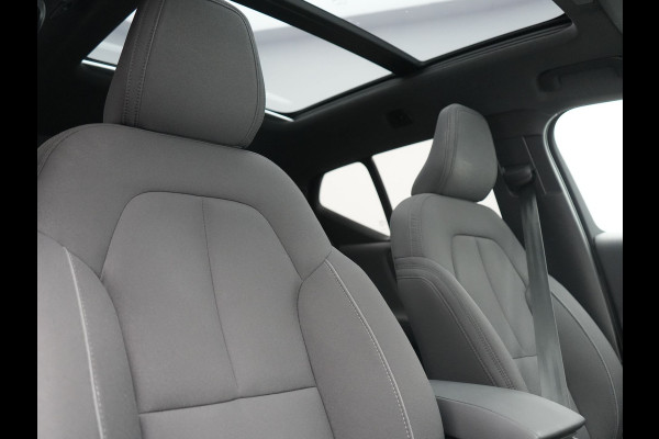 Volvo XC40 Ultimate Recharge Pure 69 kWh 231pk Dealer O.H. | Trekhaak Af Fabriek | Panodak | Adaptive Cruise | 360 Camera | Harman / Kardon | Sportstoelen Memory & Verwarmd | Warmtepomp | Keyless | Blis | Stuur Verwarmd | Google Assistent | DAB |