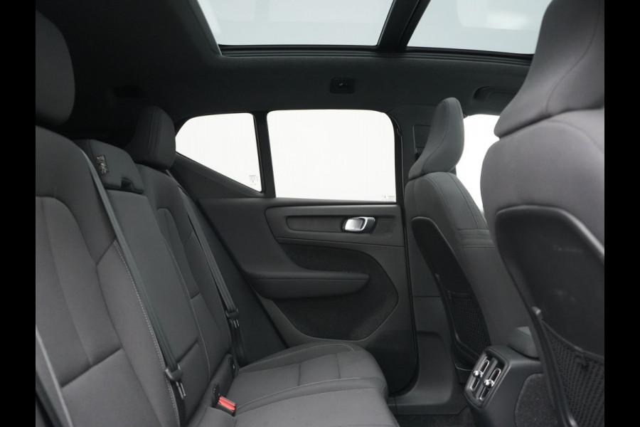 Volvo XC40 Ultimate Recharge Pure 69 kWh 231pk Dealer O.H. | Trekhaak Af Fabriek | Panodak | Adaptive Cruise | 360 Camera | Harman / Kardon | Sportstoelen Memory & Verwarmd | Warmtepomp | Keyless | Blis | Stuur Verwarmd | Google Assistent | DAB |