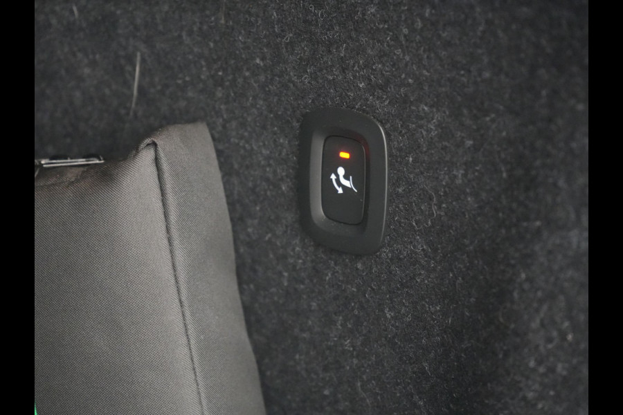 Volvo XC40 Ultimate Recharge Pure 69 kWh 231pk Dealer O.H. | Trekhaak Af Fabriek | Panodak | Adaptive Cruise | 360 Camera | Harman / Kardon | Sportstoelen Memory & Verwarmd | Warmtepomp | Keyless | Blis | Stuur Verwarmd | Google Assistent | DAB |