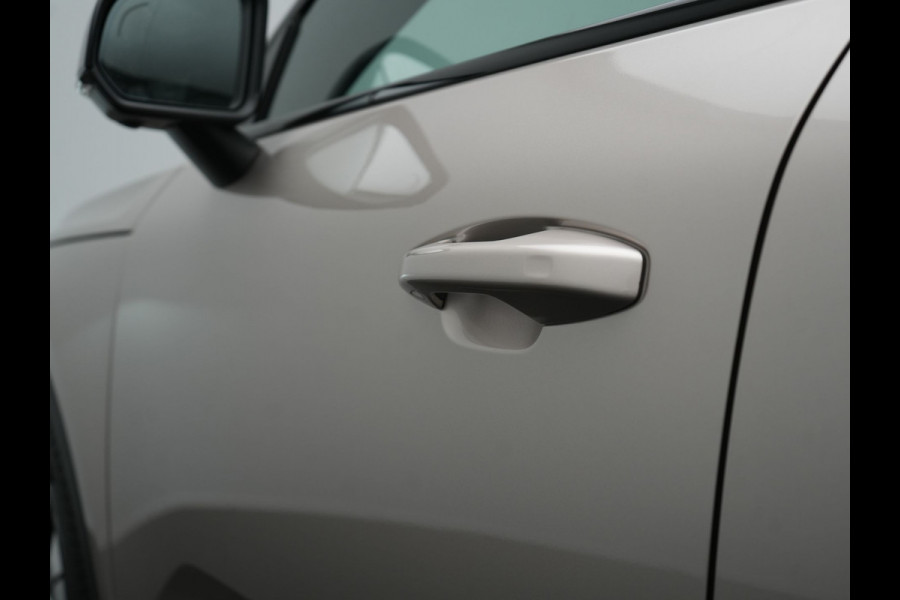 Volvo XC40 Ultimate Recharge Pure 69 kWh 231pk Dealer O.H. | Trekhaak Af Fabriek | Panodak | Adaptive Cruise | 360 Camera | Harman / Kardon | Sportstoelen Memory & Verwarmd | Warmtepomp | Keyless | Blis | Stuur Verwarmd | Google Assistent | DAB |