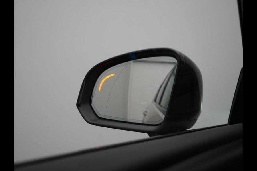 Volvo XC40 Ultimate Recharge Pure 69 kWh 231pk Dealer O.H. | Trekhaak Af Fabriek | Panodak | Adaptive Cruise | 360 Camera | Harman / Kardon | Sportstoelen Memory & Verwarmd | Warmtepomp | Keyless | Blis | Stuur Verwarmd | Google Assistent | DAB |
