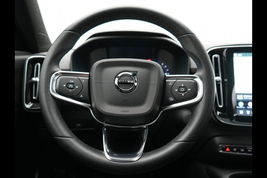 Volvo XC40 Ultimate Recharge Pure 69 kWh 231pk Dealer O.H. | Trekhaak Af Fabriek | Panodak | Adaptive Cruise | 360 Camera | Harman / Kardon | Sportstoelen Memory & Verwarmd | Warmtepomp | Keyless | Blis | Stuur Verwarmd | Google Assistent | DAB |