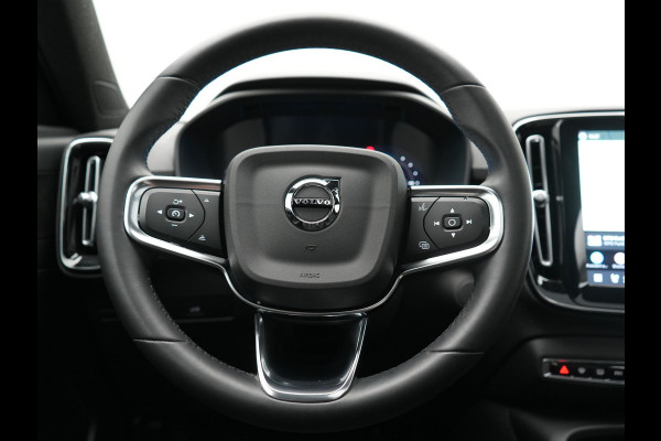 Volvo XC40 Ultimate Recharge Pure 69 kWh 231pk Dealer O.H. | Trekhaak Af Fabriek | Panodak | Adaptive Cruise | 360 Camera | Harman / Kardon | Sportstoelen Memory & Verwarmd | Warmtepomp | Keyless | Blis | Stuur Verwarmd | Google Assistent | DAB |