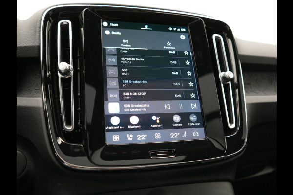 Volvo XC40 Ultimate Recharge Pure 69 kWh 231pk Dealer O.H. | Trekhaak Af Fabriek | Panodak | Adaptive Cruise | 360 Camera | Harman / Kardon | Sportstoelen Memory & Verwarmd | Warmtepomp | Keyless | Blis | Stuur Verwarmd | Google Assistent | DAB |