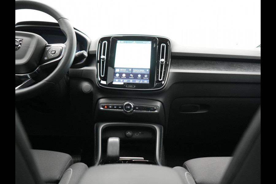 Volvo XC40 Ultimate Recharge Pure 69 kWh 231pk Dealer O.H. | Trekhaak Af Fabriek | Panodak | Adaptive Cruise | 360 Camera | Harman / Kardon | Sportstoelen Memory & Verwarmd | Warmtepomp | Keyless | Blis | Stuur Verwarmd | Google Assistent | DAB |