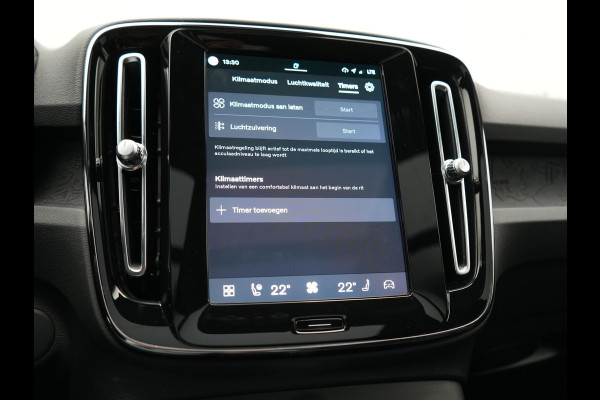 Volvo XC40 Ultimate Recharge Pure 69 kWh 231pk Dealer O.H. | Trekhaak Af Fabriek | Panodak | Adaptive Cruise | 360 Camera | Harman / Kardon | Sportstoelen Memory & Verwarmd | Warmtepomp | Keyless | Blis | Stuur Verwarmd | Google Assistent | DAB |