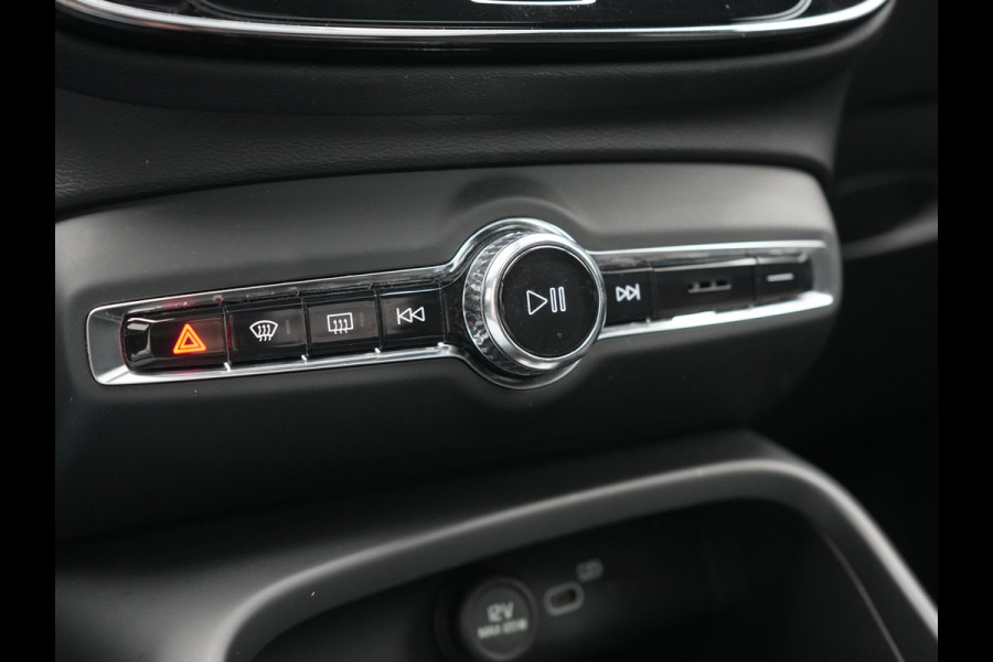 Volvo XC40 Ultimate Recharge Pure 69 kWh 231pk Dealer O.H. | Trekhaak Af Fabriek | Panodak | Adaptive Cruise | 360 Camera | Harman / Kardon | Sportstoelen Memory & Verwarmd | Warmtepomp | Keyless | Blis | Stuur Verwarmd | Google Assistent | DAB |