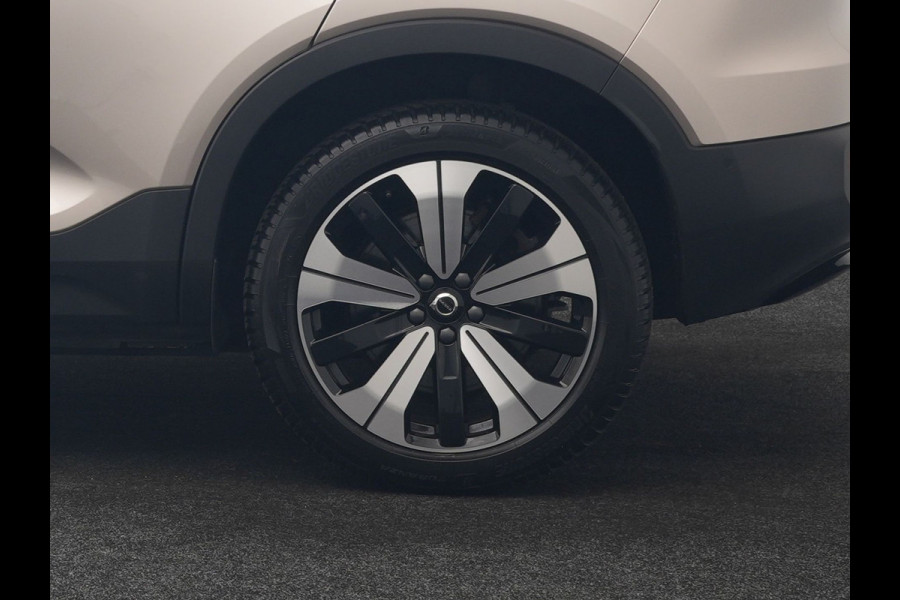 Volvo XC40 Ultimate Recharge Pure 69 kWh 231pk Dealer O.H. | Trekhaak Af Fabriek | Panodak | Adaptive Cruise | 360 Camera | Harman / Kardon | Sportstoelen Memory & Verwarmd | Warmtepomp | Keyless | Blis | Stuur Verwarmd | Google Assistent | DAB |