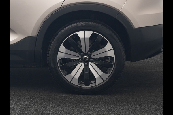 Volvo XC40 Ultimate Recharge Pure 69 kWh 231pk Dealer O.H. | Trekhaak Af Fabriek | Panodak | Adaptive Cruise | 360 Camera | Harman / Kardon | Sportstoelen Memory & Verwarmd | Warmtepomp | Keyless | Blis | Stuur Verwarmd | Google Assistent | DAB |