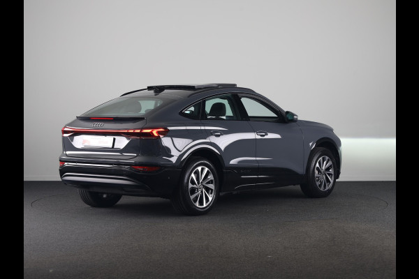 Audi Q6 Sportback e-tron edition 83 kWh 252 pk |  SOH 97,82% | Panoramadak | Trekhaak (wegklapbaar) | Verlengde garantie | Warmtepomp | Navigatie | Parkeersensoren (Park assist) | Rondomzicht camera |